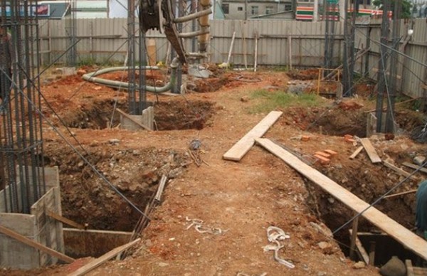 鄉村自建房，挖個坑插點鋼筋就算基礎？老包工頭忍不住笑了(圖2)